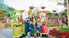 Chụp ảnh lưu niệm tại Hội hoa xuân Novaland Gallery.