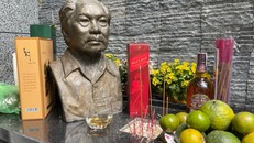 Bàn thờ nhà văn Nguyễn Quang Sáng tại tư gia của ông.