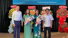 Hai nữ nhà thơ Huệ Triệu (phải) và Trần Mai Hường nhận giải Nhà văn nữ ấn tượng 2021.