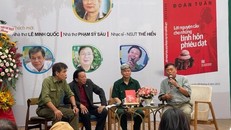 Rất nhiều đồng đội từng ở chiến trường K với nhà thơ Đoàn Tuấn đến tham dự và chia sẻ các kỷ niệm tại buổi ra mắt “Lời nguyện cầu cho những linh hồn phiêu dạt”.