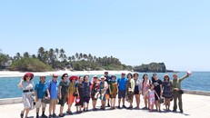 Du khách chụp ảnh kỷ niệm tại đảo Bé.