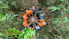 Hạnh phúc khi chạm tay lên "nóc nhà Gia Lai". Ảnh: Hoàng Ngọc