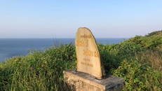 Sau 6 năm, viên đá đầu tiên của Khu tưởng niệm Nghĩa sĩ Hoàng Sa vẫn chơ vơ và bạc thếch.