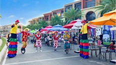 Du khách háo hức đón hè