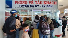 Hành khách mua vé tại Nhà ga cảng Sa Kỳ. Ảnh: Lê Xuân Thọ