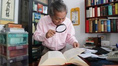 Học giả An Chi bên tủ sách gia đình - Ảnh: Lê Công Sơn