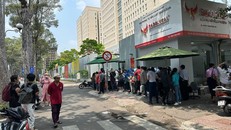 Hàng trăm khách hàng của Manulife đến Công an TP.HCM nộp đơn tố cáo.