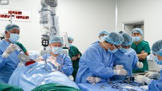 Robot mổ não duy nhất Việt Nam giúp cô gái yếu liệt 6 năm đi lại được