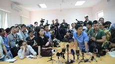 Nhà báo đang tác nghiệp trước một sự kiện. 