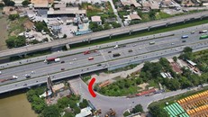 Lối rẽ từ đường song hành xa lộ Hà Nội vào đường dẫn cầu Rạch Chiếc (bôi đỏ) lại bị chặn.