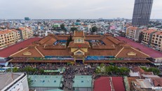 Chợ Bình Tây là một trong những khu chợ lớn, lâu đời và có lối kiến trúc rất độc đáo ở TP.HCM.