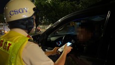 Lực lượng CSGT đang làm nhiệm vụ tại cụm kiểm tra nồng độ cồn trên đường Võ Văn Kiệt (quận 6).