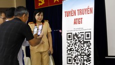 Cán bộ CSGT hướng dẫn tài xế quét mã QR Code để cập nhật thông tin tuyên truyền.