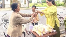 Những bữa ăn, chai nước miễn phí trao cho người nghèo là hình ảnh quen thuộc trên đường phố TP.HCM.