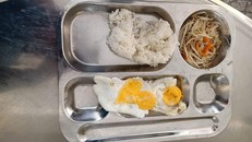 Suất ăn bán trú của học sinh. 