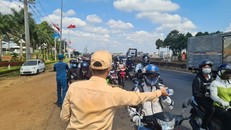 Công an huyện Thống Nhất phát nước lạnh cho người đi đường.