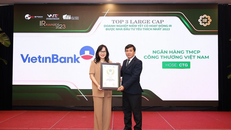 Đại diện VietinBank nhận giải thưởng Top 3 Doanh nghiệp niêm yết có hoạt động quan hệ nhà đầu tư yêu thích nhất 2023.