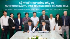Đại diện Nutifood và Anne Hill ký kết hợp tác đầu tư.