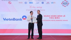 Ông Phạm Quốc Long (bên phải) - Giám đốc Trung tâm khách hàng phía Nam đại diện VietinBank nhận giải thưởng.