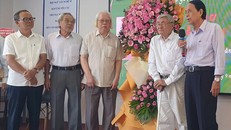 Nhóm bạn cầm bút chúc mừng nhà thơ, đại tá Nguyễn Văn Hiếu, từ phải qua: Đỗ Viết Nghiệm, Quang Chuyền, Nguyễn Văn Hiếu, Nguyễn Duy, Thái Thăng Long.