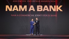 Ông Võ Hoàng Hải – Phó Tổng Giám đốc Nam A Bank nhận giải thưởng Doanh nghiệp xuất sắc Châu Á.