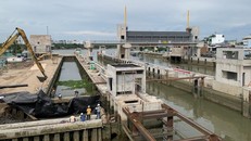 Cống Tân Thuận cũng đã thành hình, khoảng 10 công nhân đang thi công hoàn thiện với tốc độ cầm chừng các hạng mục.