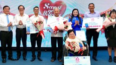 Nhà báo Nguyễn Ngọc Toàn, Tổng Biên tập Báo Thanh Niên (bìa trái) trao tặng hoa, giải thưởng cho các tác giả đạt giải và nhân vật được vinh danh. Ảnh: NGUYỄN ĐỘC LẬP