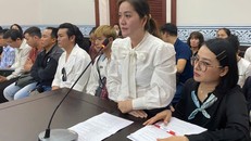 Võ Thị Hồng Loan (áo trắng) con gái nuôi của NSƯT Vũ Linh tại toà