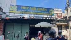 Bên ngoài nhà cụ Vương ở 11 Nguyễn Thện Thuật, Q. Bình Thạnh được che khuất bởi bảng hiệu quán nhậu và người buôn bán trên vỉa hè. Ảnh: Thanh Kiều