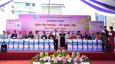 Đại diện Nutifood trao tặng quà cho các phụ nữ khó khăn tại chương trình