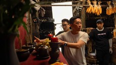 Đạo diễn Hoàng Nam đang chỉ đạo diễn xuất phim Đèn âm hồn