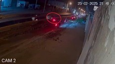 Hình ảnh camera an ninh trên đường ghi lại chiếc xe ben làm đổ hàng tấn bùn đất trên đường