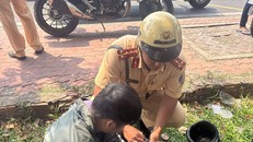 Lực lượng CSGT khống chế thành công đối tượng (Ảnh: CACC)