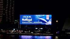 Cầu đi bộ qua sông Sài Gòn tỏa sáng trên Sky LED lớn nhất Đông Nam Á