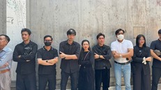 Các đồng nghiệp đứng chờ để vào nhìn mặt Quý Bình lần cuối