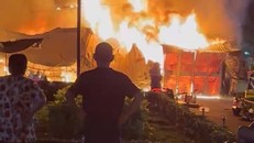 TP.HCM: Cháy lớn trong chợ Thanh Đa, nhiều ki ốt bị thiêu rụi 