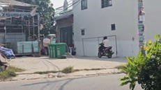 Con hẻm dẫn vào dãy nhà trọ nơi xảy ra vụ việc.