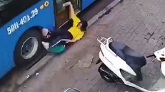 Hình ảnh nữ sinh bị xe buýt kéo lê trên đường. 