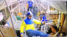 Hình ảnh người đàn ông mặc áo khoác xe công nghệ bất ngờ tấn công tài xế xe buýt.