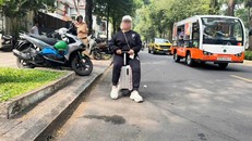 Bà T. cưỡi vali đi trên đường Lê Duẫn bị lực lượng CSGT phát hiện xử phạt.