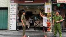 Đối tượng Đ.M.Q. thực nghiệm hiện trường gây án. 