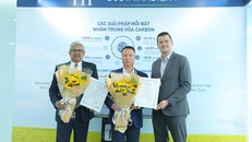 Giám đốc điều hành Control Union Việt Nam trao chứng nhận trung hoà carbon cho Công ty cổ phần Sữa TH và Công ty trách nhiệm hữu hạn Nước tinh khiết Núi Tiên.