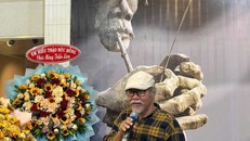 Họa sĩ Cường Tuse tại triển lãm "Nghịch đất"