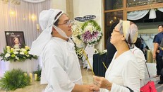 NSƯT Đại Nghĩa tại tang lễ của mẹ