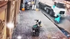 Thời điểm xảy ra va chạm giữa xe Xi-téc và xe máy điện,