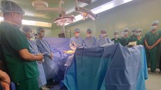 Các bác sĩ mặc niệm bệnh nhân đã hiến tạng tại bệnh viện Bạch Mai.