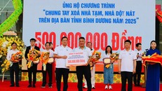 Ông Trần Thanh Sơn - Giám đốc Nhà máy Bình Dương đại diện Nutifood trao bảng tượng trưng cho ông Võ Văn Minh - Chủ tịch tỉnh Bình Dương