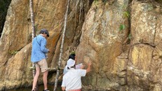 Các chuyên gia giải mã những ký tự cổ trên đá.