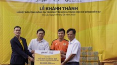 Đại diện Quỹ Phát triển Tài năng Việt trao tài trợ cho Trường tiểu học và trung học cơ sở Nguyễn Du, huyện Chư Sê, Gia Lai