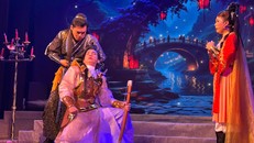 Khánh Dư vai Lê Nhu (đứng) và NSƯT Minh Trường vai Trần Dinh (quỳ) cùng NSƯT Ngọc Đợi vai Oanh Kiều